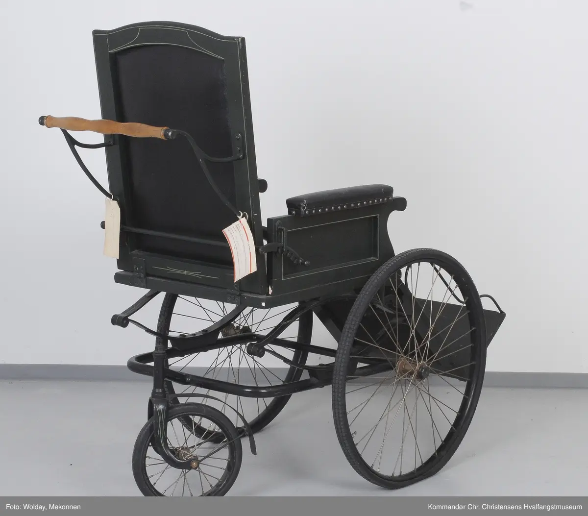 Stilisert, enkelt motiv, striper foran på sete og bakhjul