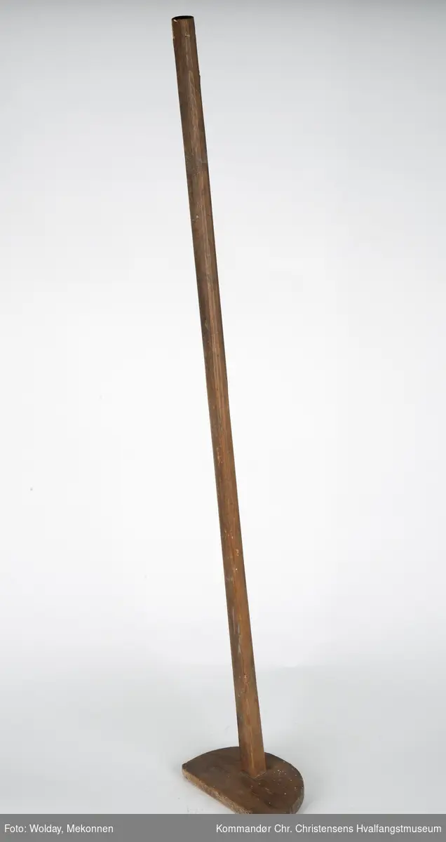 Teknikk: Tilskåret og høvlet. Halvmåneformet eller buet, med skaft som smalner i enden av håndtaket. Tretappet.