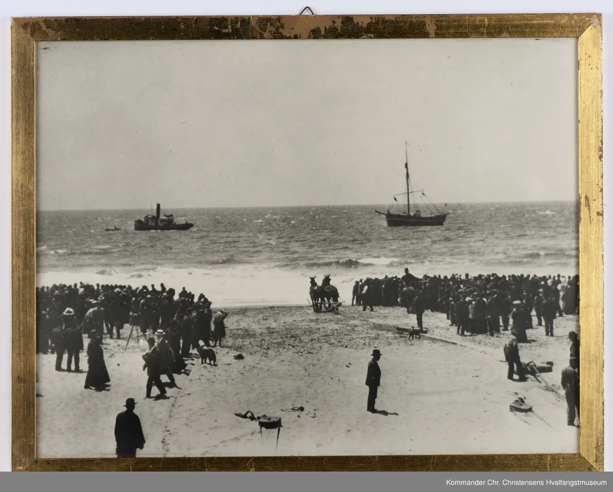 Polarfartøy bygget 1872 av Knut Johannessen Skaale i Rosendal, Hardanger. Opprinnelig frakte- og fangstfartøy. Kjøpt av Roald Amundsen og benyttet ved historiens første forsering av Nordvestpassasjen i 1905 - 06.