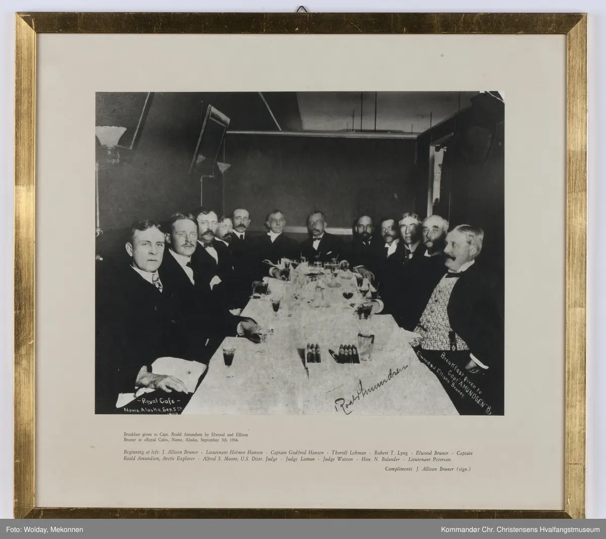Roald Amundsen med mannskap, frokost på Royal Cafe (Nome, Alaska) 5/9-1906.
J. Allison Bruner, Helmer Hanssen, Kaptein Godfred Hansen, Thorolf Lehman, Robert T. Lyng, Elwood Bruner, kaptein Roald Amundsen, Alfred s. Moore, Judge Loman, Judge Watson, N. Bolander og Lieuetnant Peterson.