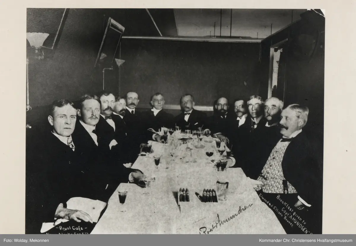 Roald Amundsen med mannskap, frokost på Royal Cafe (Nome, Alaska) 5/9-1906.
J. Allison Bruner, Helmer Hanssen, Kaptein Godfred Hansen, Thorolf Lehman, Robert T. Lyng, Elwood Bruner, kaptein Roald Amundsen, Alfred s. Moore, Judge Loman, Judge Watson, N. Bolander og Lieuetnant Peterson.