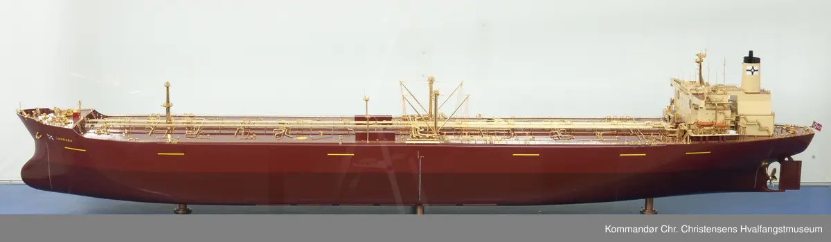 Skipsmodell i glassmonter