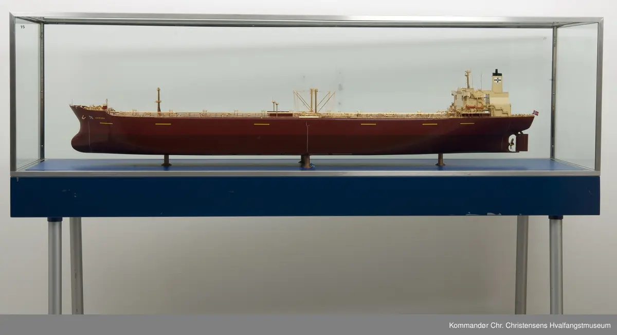 Skipsmodell i glassmonter