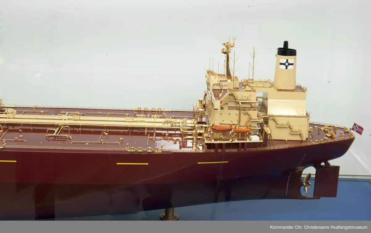 Skipsmodell i glassmonter