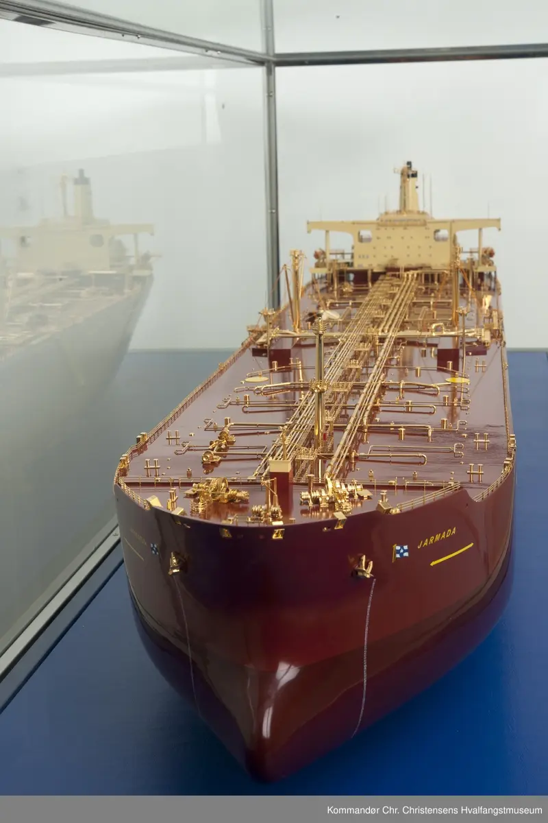 Skipsmodell i glassmonter