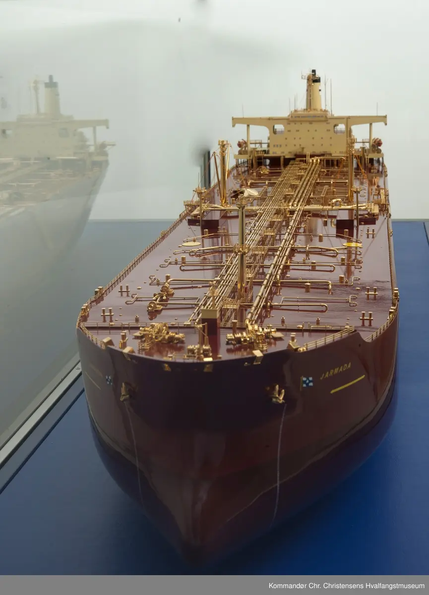 Skipsmodell i glassmonter