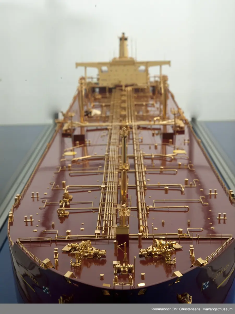 Skipsmodell i glassmonter