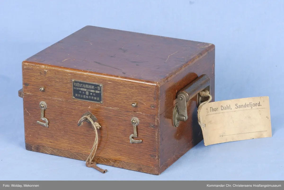 Indikatoren ligger i en trekasse m. diverse tilbehør. Indikatoren ble brukt til å måle trykket dvs. effekten av maskinen. Instrumentet tegnet diagram som kunne leses av for å beregne virkningsgrad, trykk, lekkasjer o.l