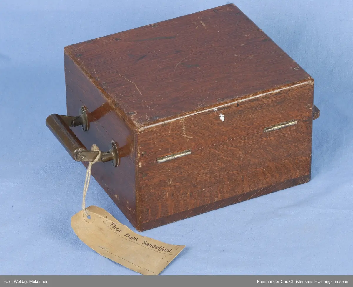 Indikatoren ligger i en trekasse m. diverse tilbehør. Indikatoren ble brukt til å måle trykket dvs. effekten av maskinen. Instrumentet tegnet diagram som kunne leses av for å beregne virkningsgrad, trykk, lekkasjer o.l