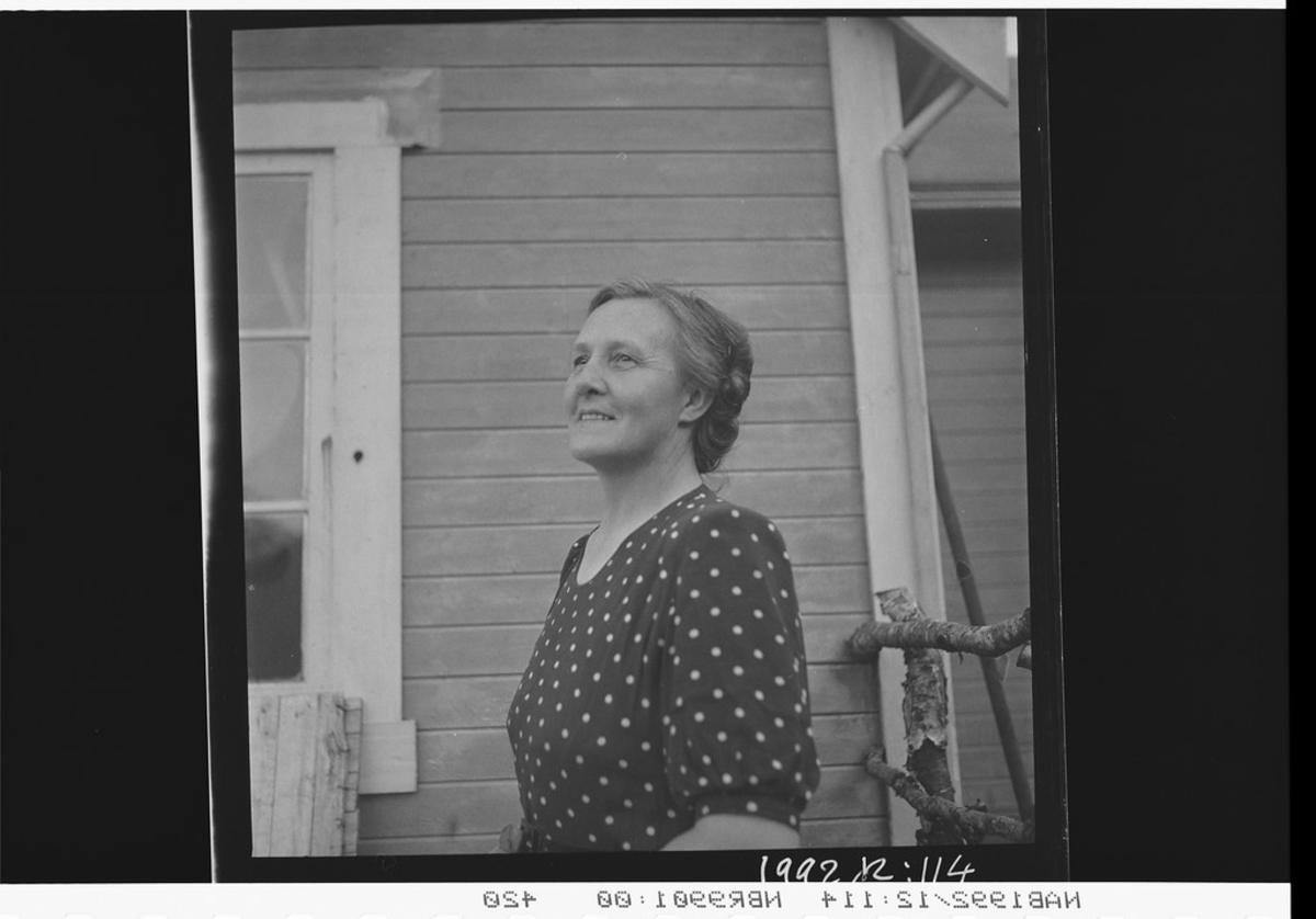 Gunda Hartviksen, og sansynligvis står hun utenfor familiens hytte i Beisfjord.