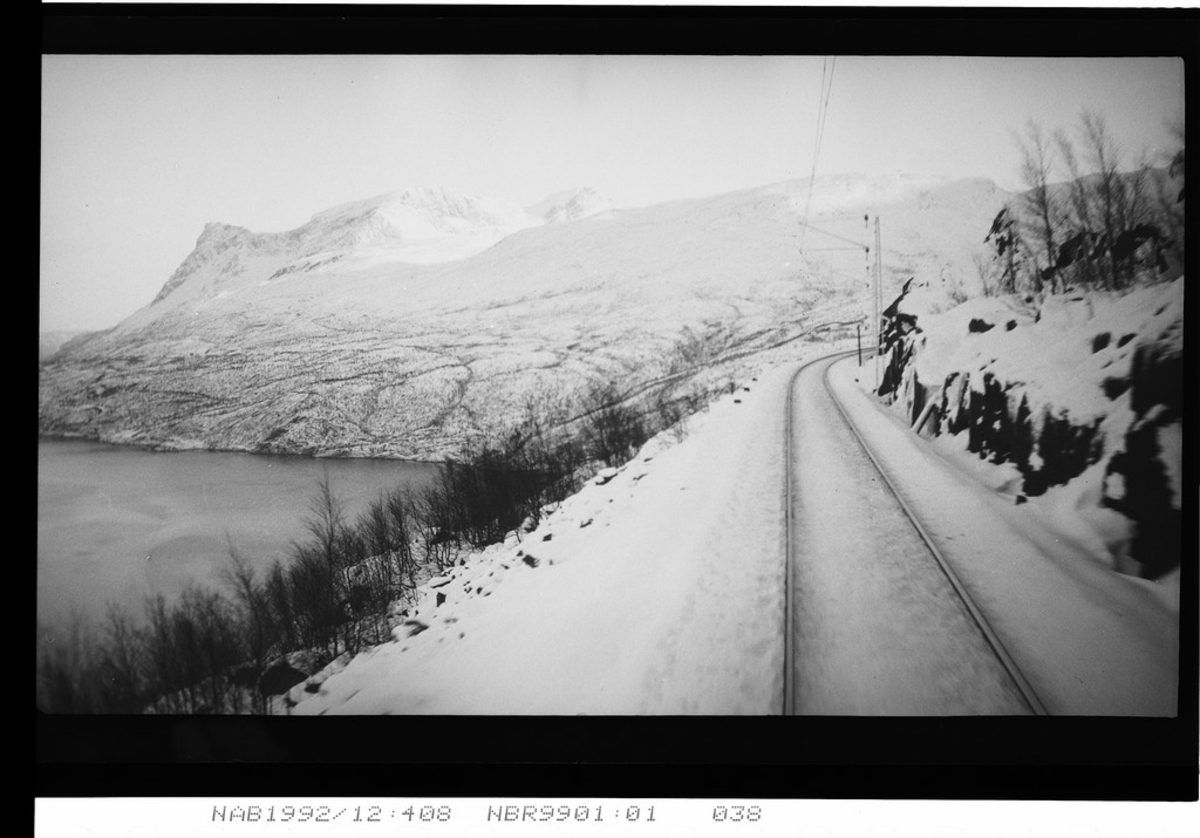 Toglinja langs ofotbanen. Snø.