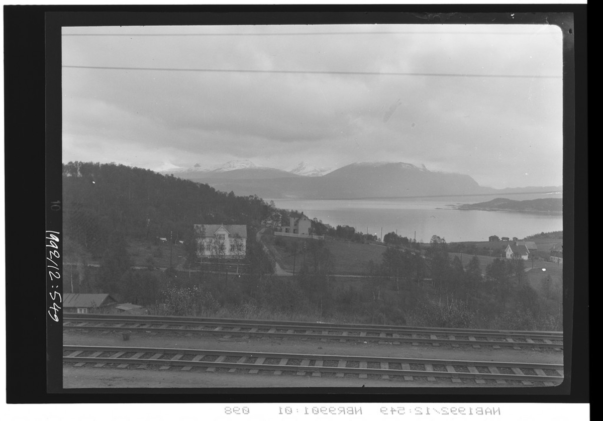 Ofotbanen, Narvik.  Taraldsvik gårdsbruk til høyre. Bak ser vi Herjangen, Øyjordtangen og Rombaken inn til høyre.