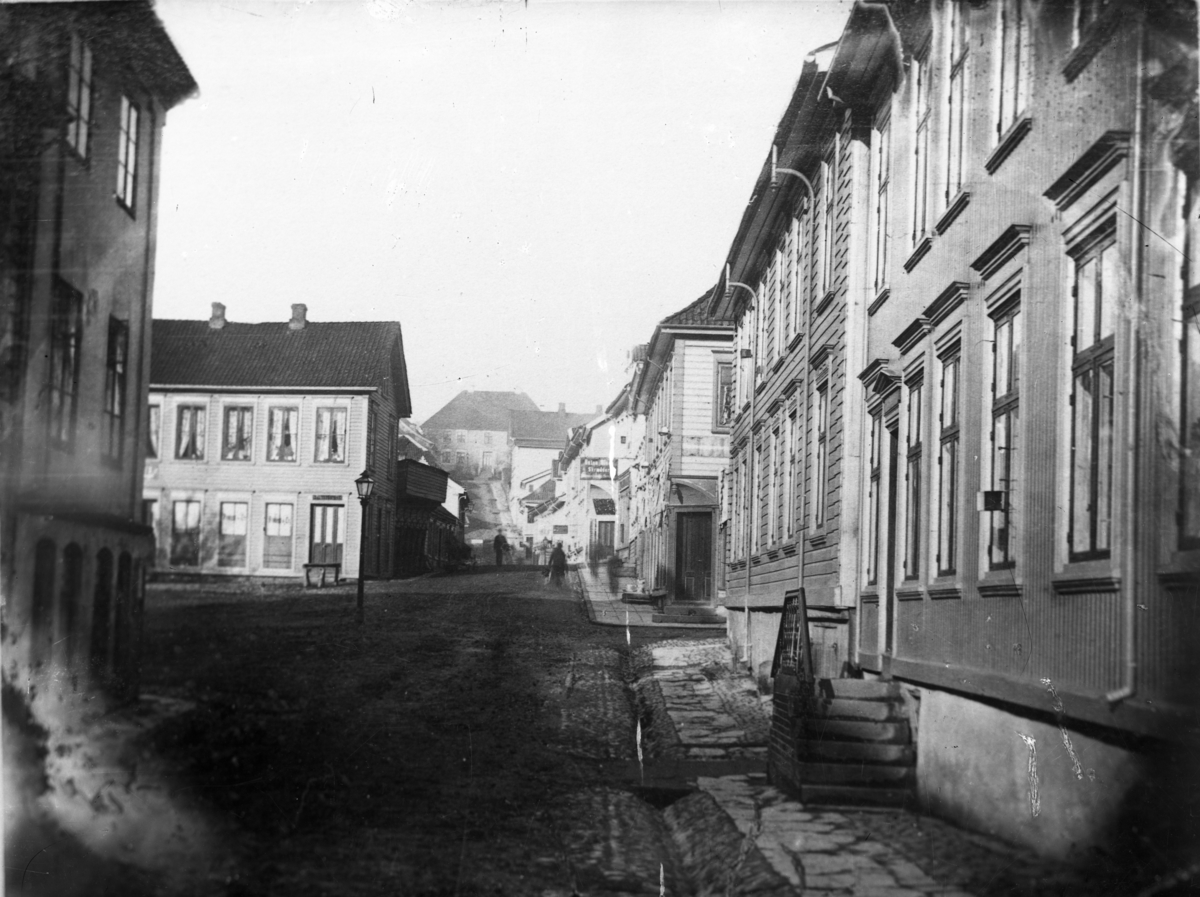 Telemarksgata mot Skien Prestegård før brannen i 1886. Repro.