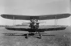 Brittiskt flygplan Gloster Gamecock med registrering G-EBNT på flygfältet på Malmen omkring 1925. Vy framifrån.