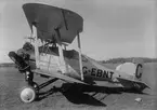 Brittiskt demonstrationsflygplan Gloster GA 17 Gamecock G-EBNT står på flygfältet vid Centrala flygverkstäderna på Malmen, cirka 1926. Vy från sidan.