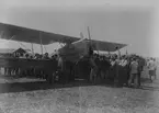 Folksamling vid ett franskt militärt flygplan Bréguet XIV vid mellanlandning på Malmen, 1919.