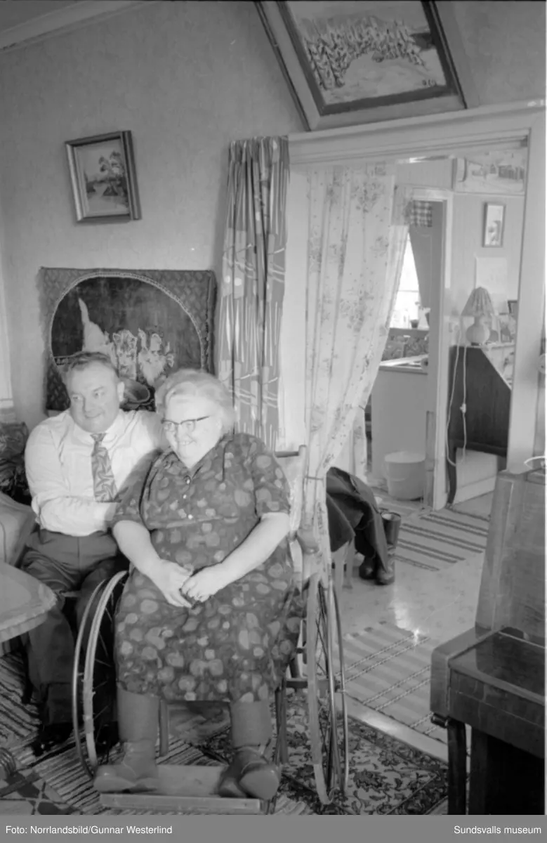 Reportage för tidningen Året Runt om ett par i Fränsta som är handikappade.