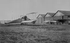 Tre flygplan framför hangarer på Enoch Thulins flygskola. Från vänster flygplantyp Thulin C / Albatros SW 12, Thulin B samt Thulin A.