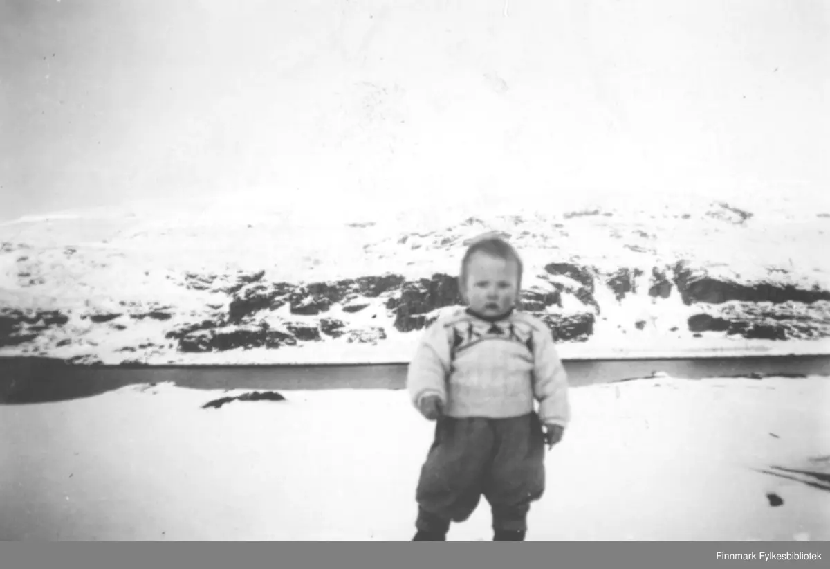 Sønn av lærer Anders Ydstie, og hustruen Sigrid Nikoline Ydstie f. Andersen. Anders var lærer i Kokelv.  Snøen ligger på bakken, og i fjellet. Gutten som står med ryggen mot sjøen, er godt påkledt. Han har på seg en strikket genser, og vide knebukser