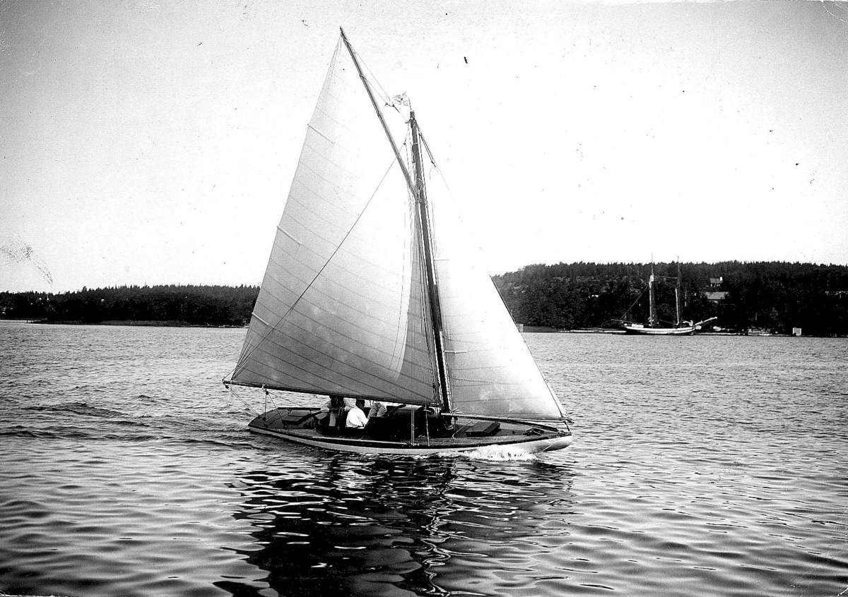 "Bibb, en af K.S.S.S.:s utlottningsbåtar 1906."
"E. Salander foto"
