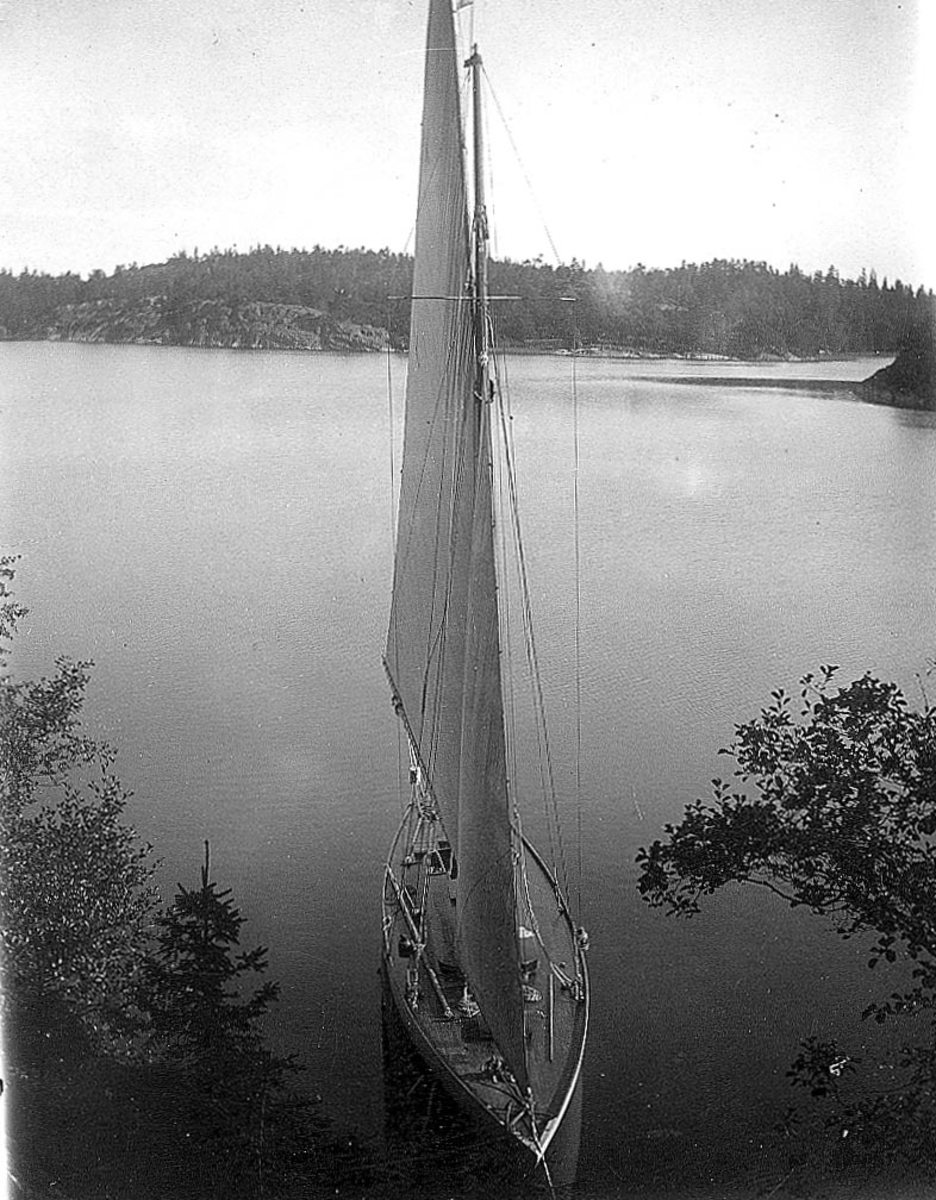 "En båt som står sig i form, Geishan byggd 1898 av Anker, Norge. Nu marconiriggad."