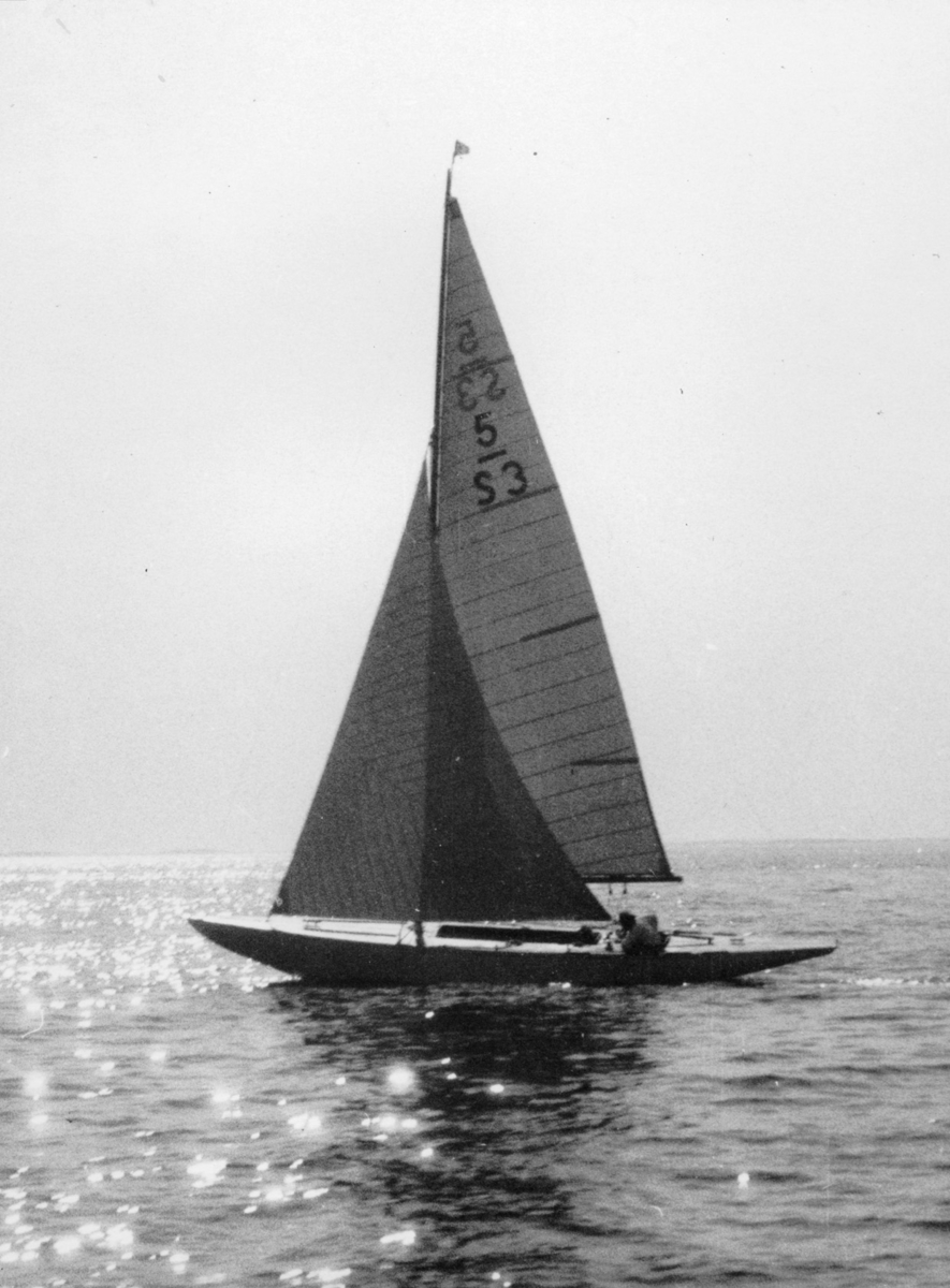 "5 m jakten 'Saga'. J. Wallenberg, KSSS."
"foto John Ölander"