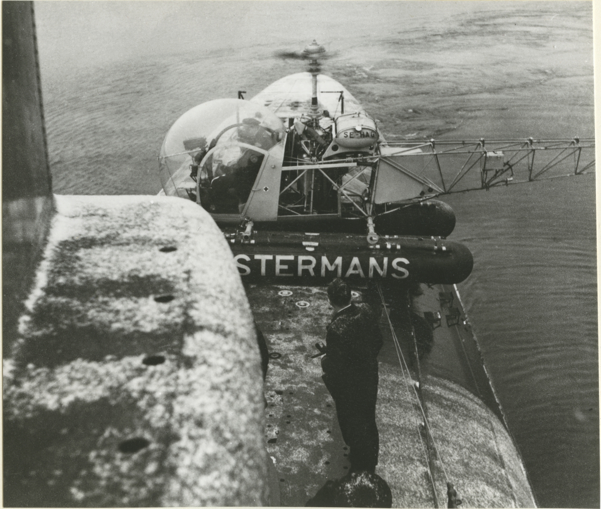 [från fotobeskrivningen:] "En av Ostermans Helikoptrar (Aloette [sic] (SE-HAG) har landat ombord på en ubåt."
"Helikopterlandning på ubåt."