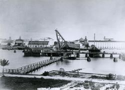 Fotografi från Karlskrona förmodlingen 1898.

I bakgrunden u