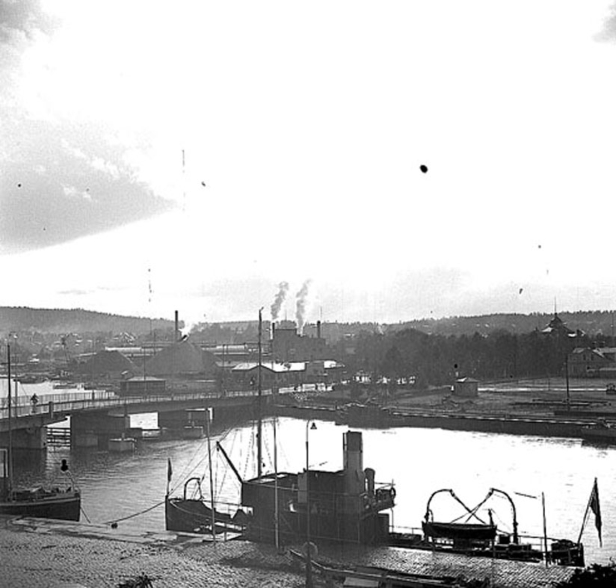 Nattvikens industriområde.
Bron till vänster är Nybron. Lotsbåt eller sjömätare närmast