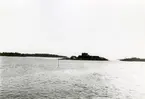 Dalarö skans, sedd från norr. Till höger i inloppet synes ett pansarskepp av Oden-typ.
Foto troligen från 1900-talets början.