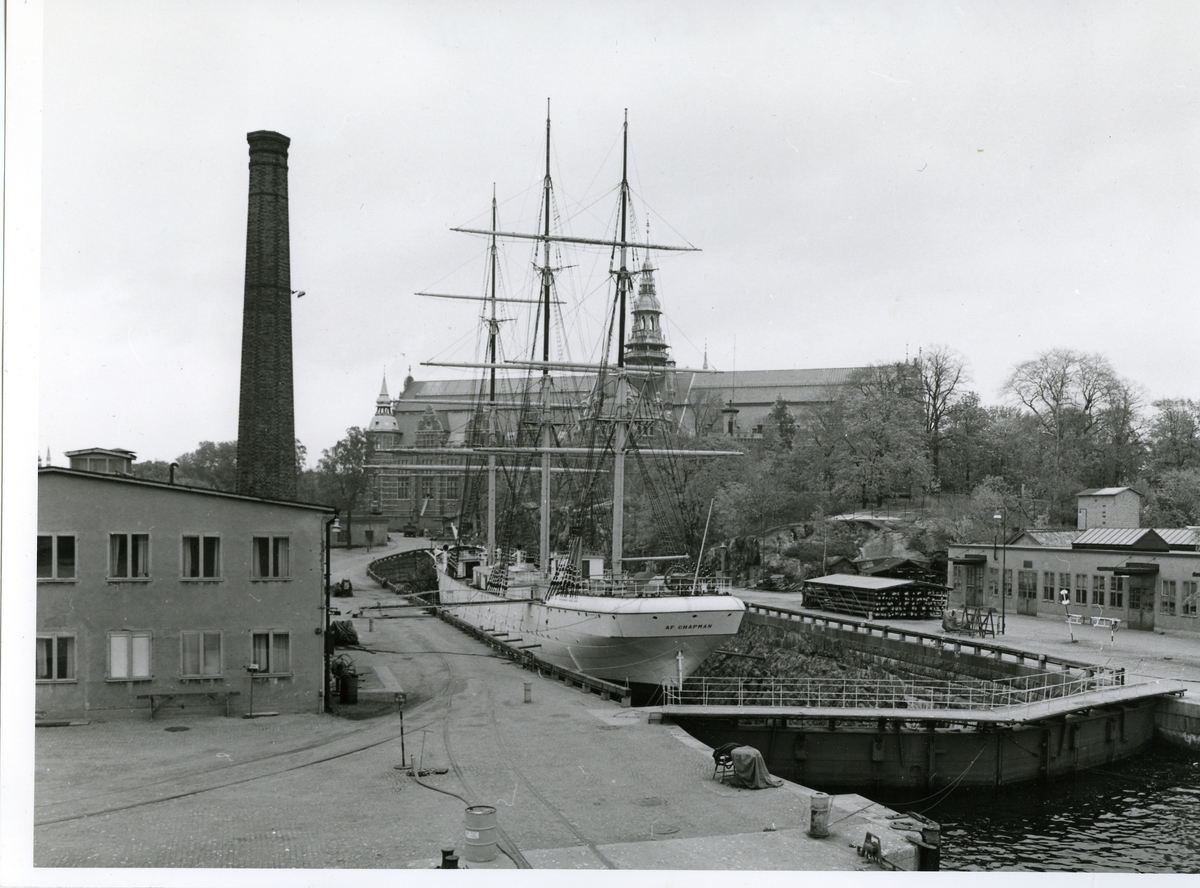 AF CHAPMAN i torrdocka på Galärvarvet. I bakgrunden Nordiska museet.