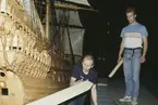 Vasamodellen i skala 1:10 passas in på Vasamuseet. Modellbyggarna Göran Forss (sittande) och Stefan Bruhn (stående).