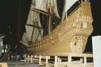 Modellen av Vasa i skala 1:10 justeras på plats i Vasamuseet. T v i bild modellbyggarna Stefan Bruhn och Göran Forss.
