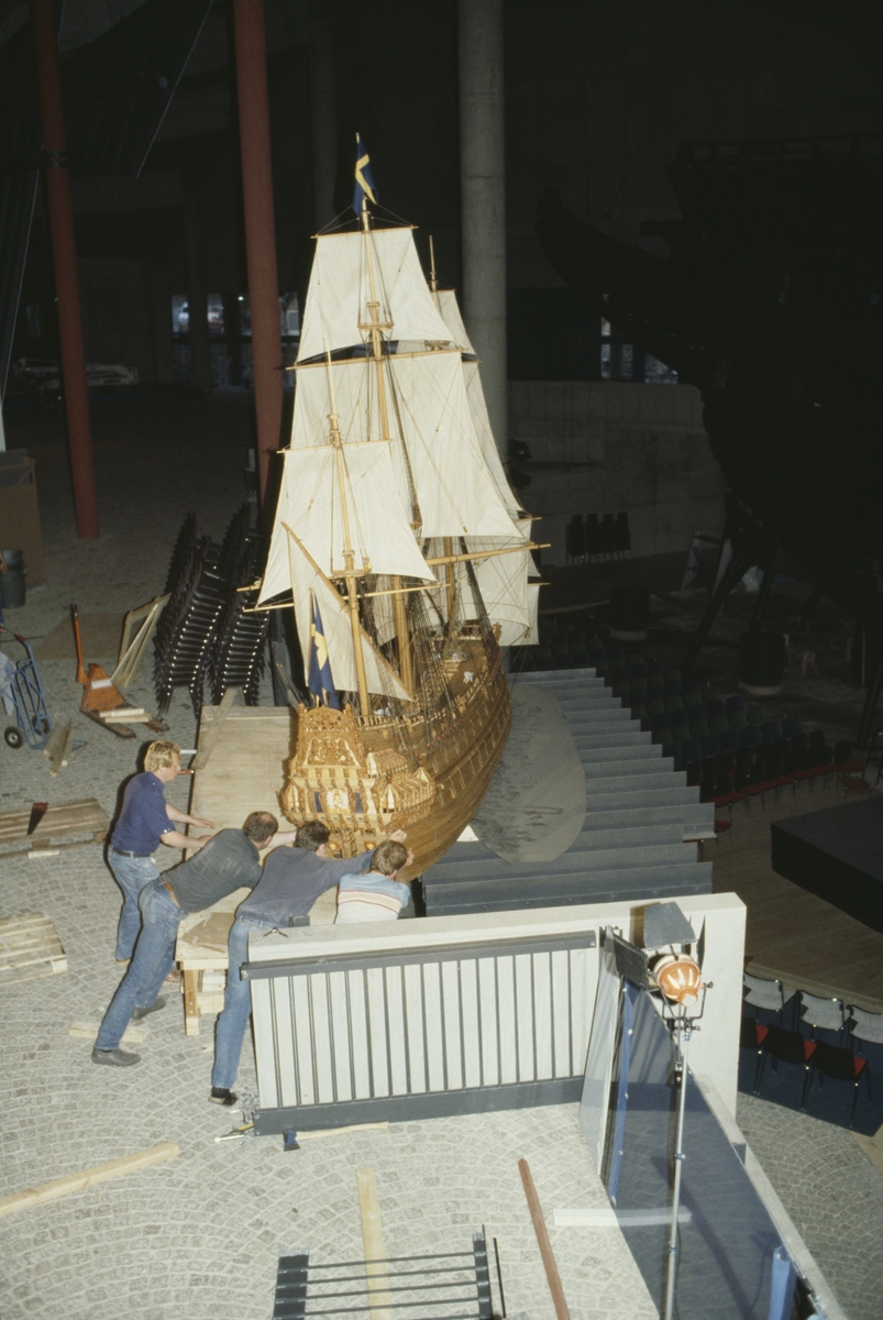Modellen av Vasa i skala 1:10 justeras på plats i Vasamuseet. Frv Lars Thorhagen, Carl-Gunnar Olsson, Ingvar Jörpeland och Stefan Bruhn.