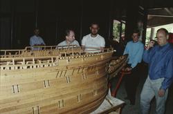 Vasa-modellen i skala 1:10 flyttas in i Vasamuseet.