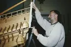 Ingvar Jörpeland i arbete med akterspegeln på vasamodellen i skala 1:10. Skulpturerna och övrig utsmyckning på modellen är skulpterade i cernitlera.