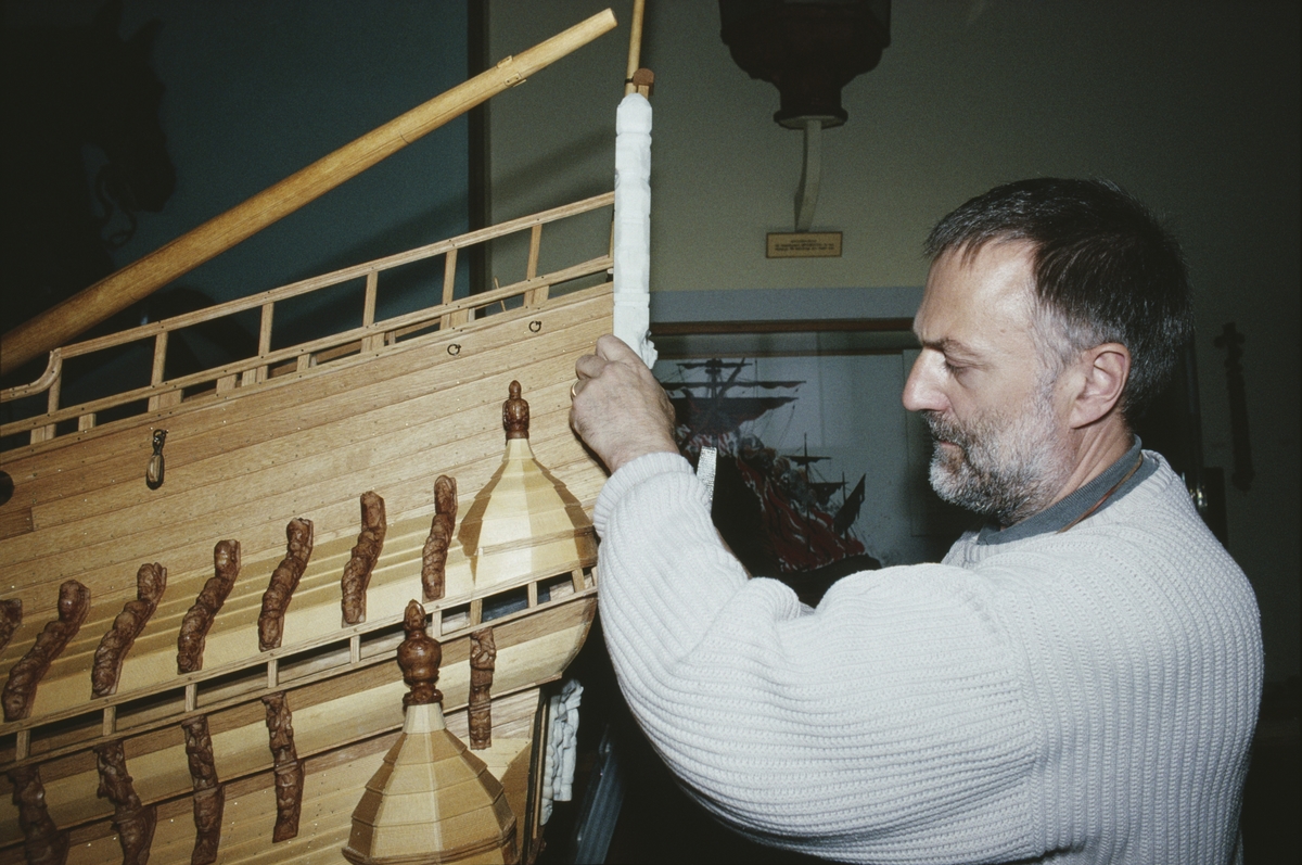 Ingvar Jörpeland i arbete med akterspegeln på vasamodellen i skala 1:10. Skulpturerna och övrig utsmyckning på modellen är skulpterade i cernitlera.