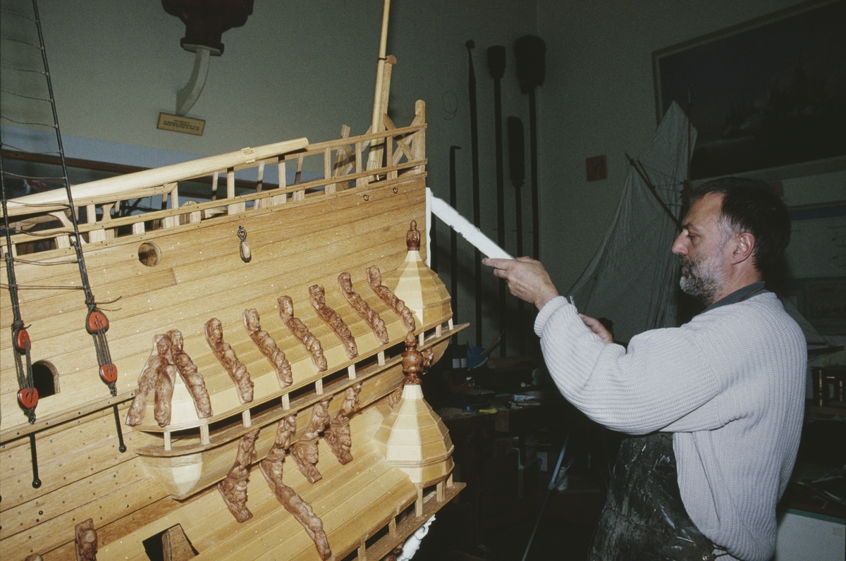 Ingvar Jörpeland i arbete med akterspegeln på vasamodellen i skala 1:10. Skulpturerna och övrig utsmyckning på modellen är skulpterade i cernitlera.
