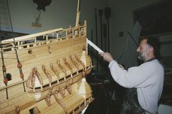 Ingvar Jörpeland i arbete med akterspegeln på vasamodellen i