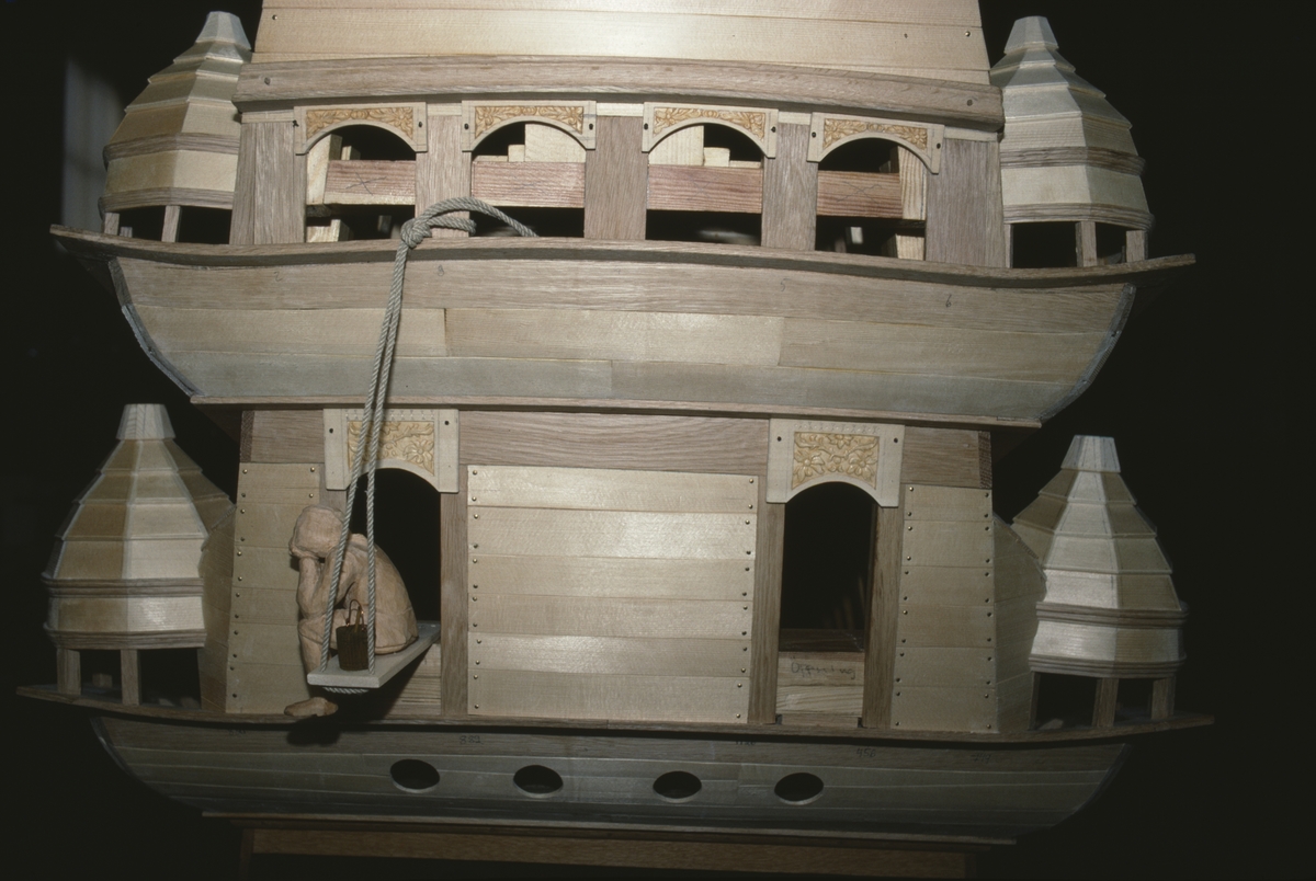 Vasamodellen i skala 1:10 under byggnad. Detalj av akterspegeln.