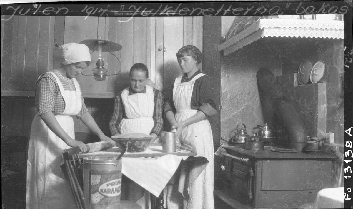 Julen 1914, Julklenetterna bakas.
Julklenetterna bakas i ingenjör Samuelsons barndomshem i Bohuslän. Från vänster systern Gertrud Samuelson-Heller, modern Kristina Samuelson och en kusin.