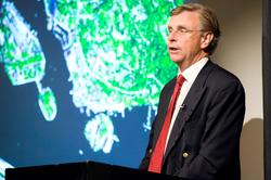 Gunnar Haeger i talarstolen.