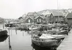 Kyrkesunds fiskeläge, bodar vid bryggorna.