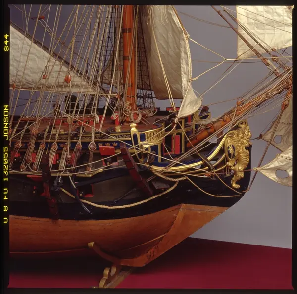 Detalj (akterspegel) av modell av 70-kanoners linjeskeppet E