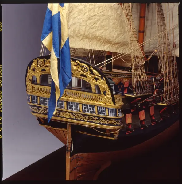 Detalj (akterspegel) av modell av 70-kanoners linjeskeppet E