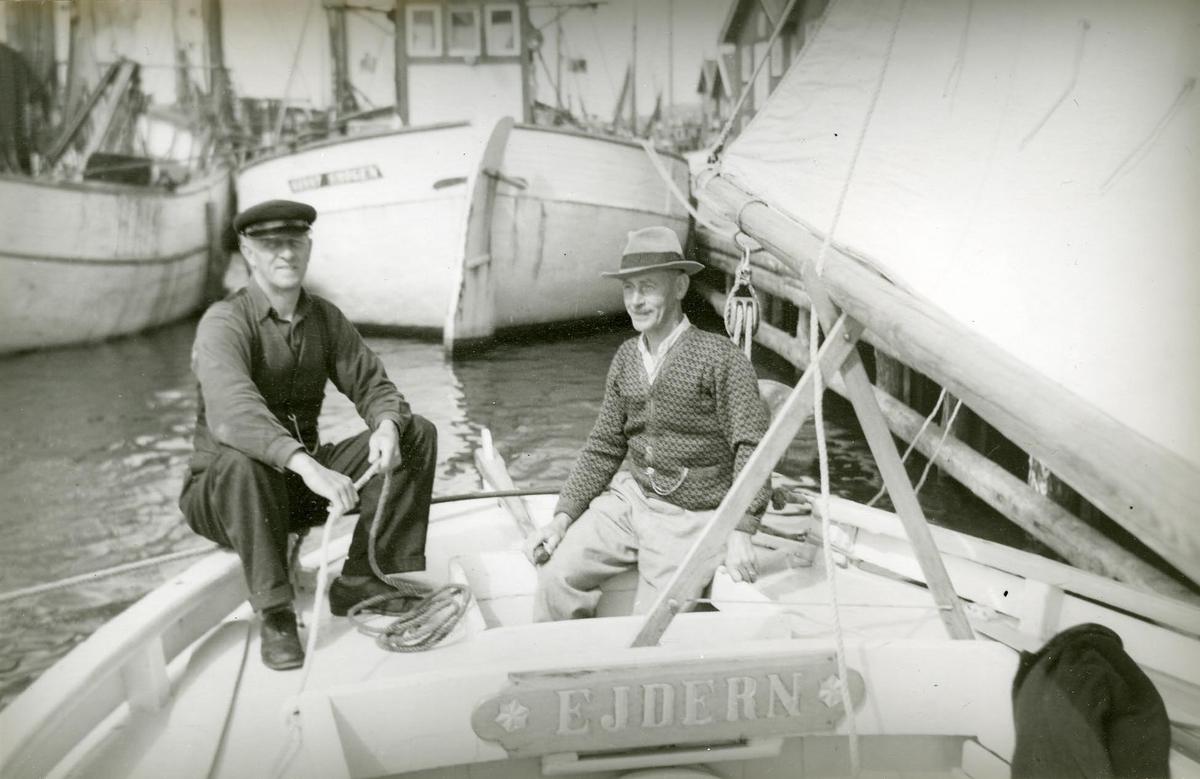 Badgästseglare i Smögens hamn ombord på segelbåten EJDERN, juli 1939.