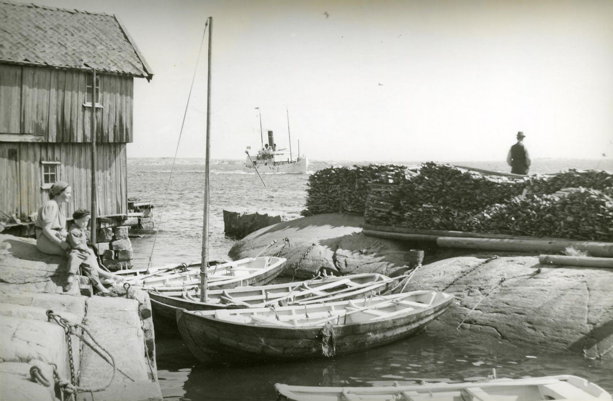 En kvinna med barn vid Ringneskärs hamn, 1939.