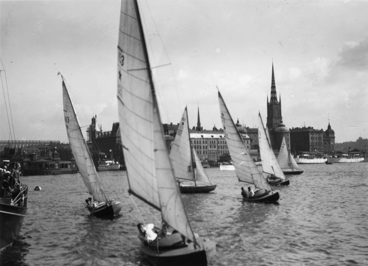 "Idrott 2 sp".
Stjärnbåtar på Riddarfjärden, möjligen under den s k Stadshusregattan (Ungdomens hösttävlingar i segling) något av åren 1934-38.