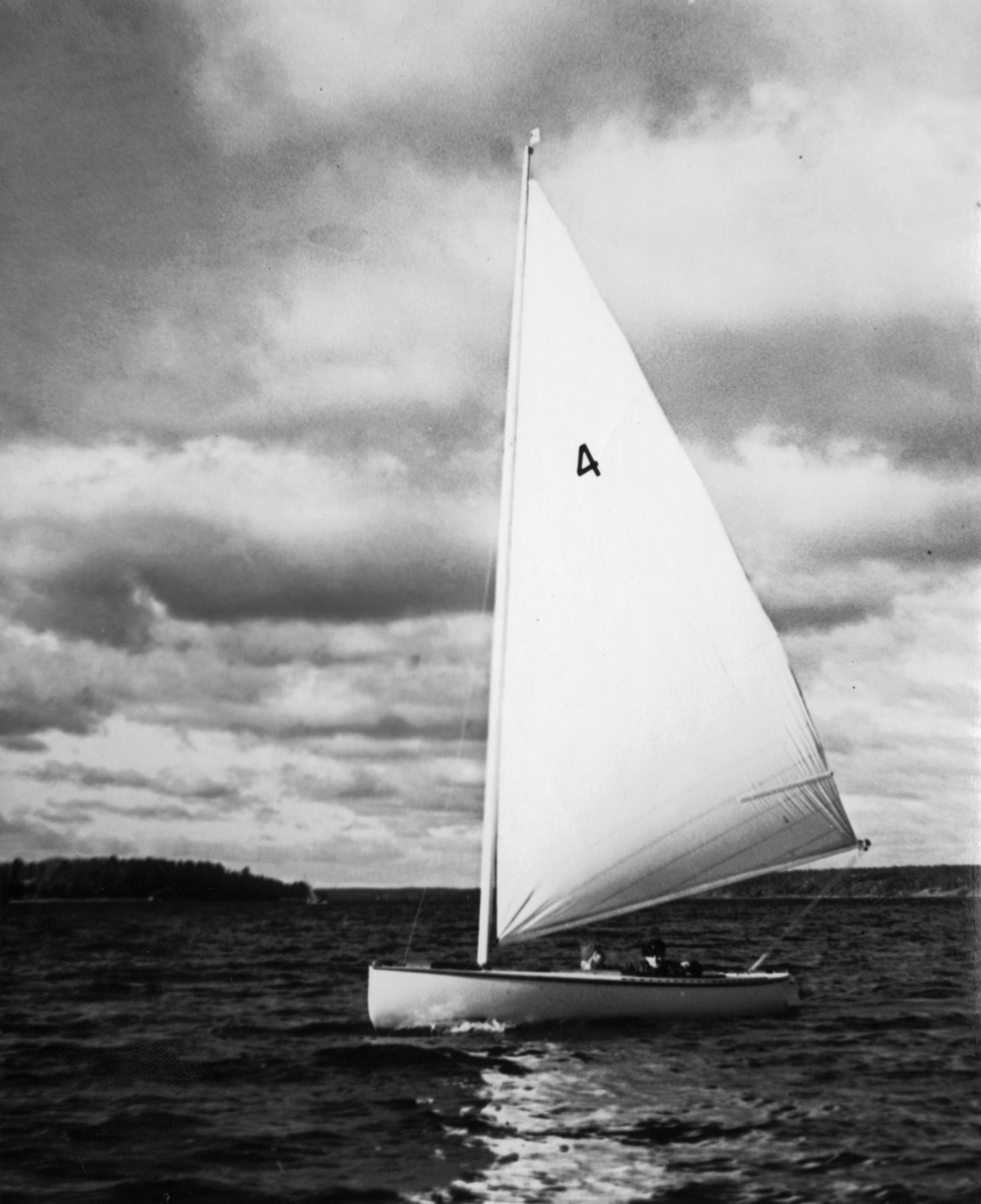 "'Krumelur' S.K.S" "En av de första E-kanoterna"