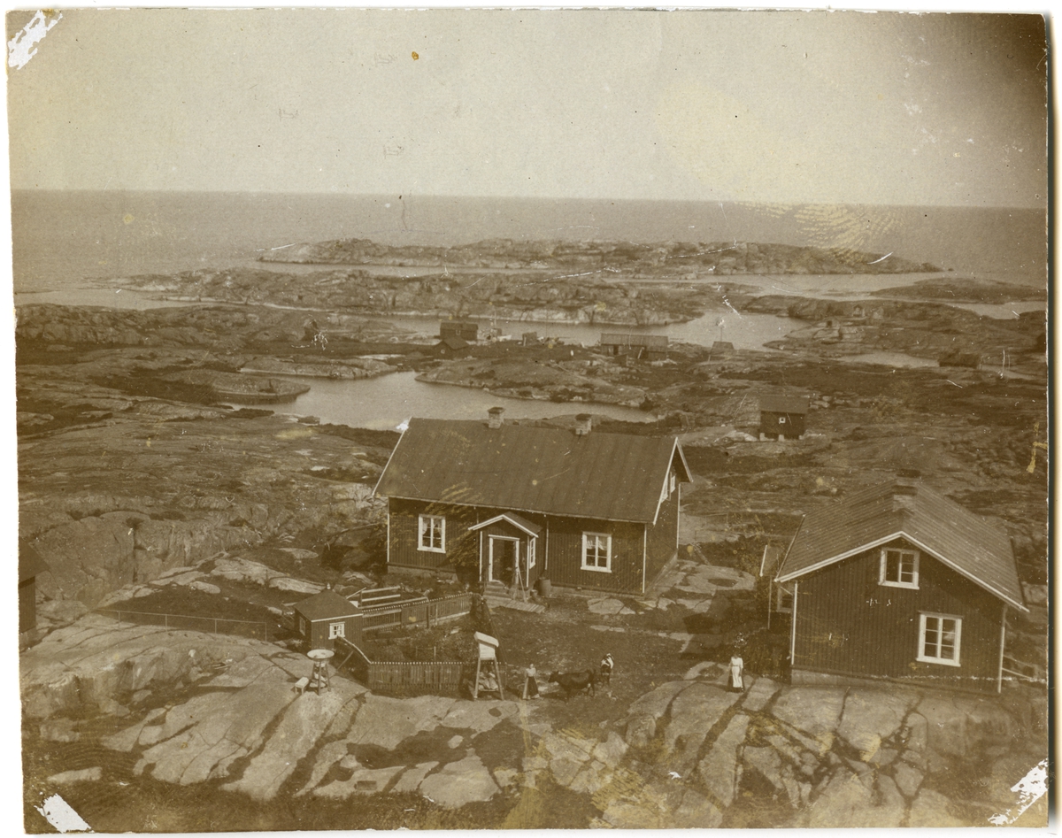 Storön på Svenska Högarna. Fyrvaktarbostället fotograferat från fyrtornet.